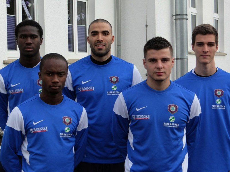Fünf Akteure im Probetraining: Musha Bengure, Adli Lachheb, Benedikt Krug; vorne v. li.: Zagbayou Hugues, Marijo Musa