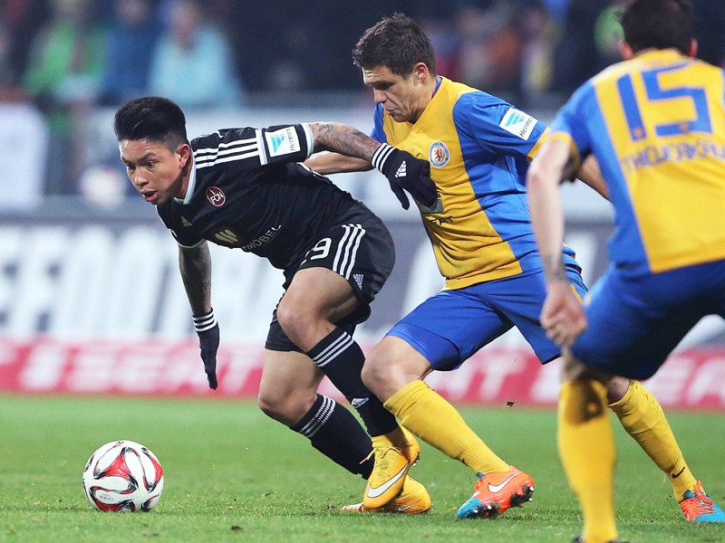 Fallende Aktien: Nürnbergs Cristian Ramirez, hier links im Spiel gegen Braunschweig.