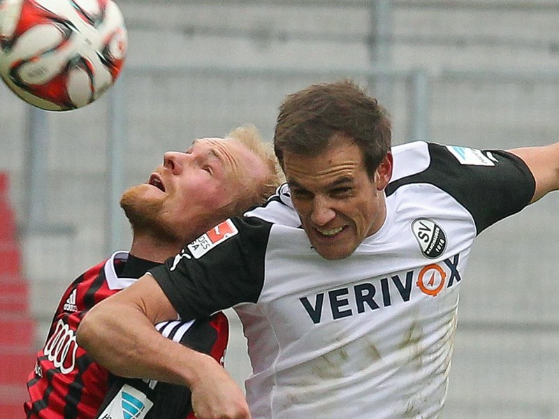 Im Kopfballduell mit Ingolstadts Tobias Levels: Manuel Stiefler (r).