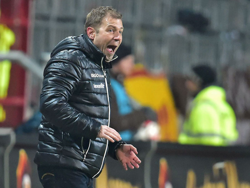 Engagiert am Spielfeldrand: Fürths Coach Frank Kramer fordert auch von seiner Elf unbändigen Einsatz.