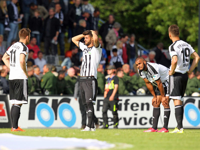 Stehen vor einer ungewissen Zukunft: Die Spieler des VfR Aalen.