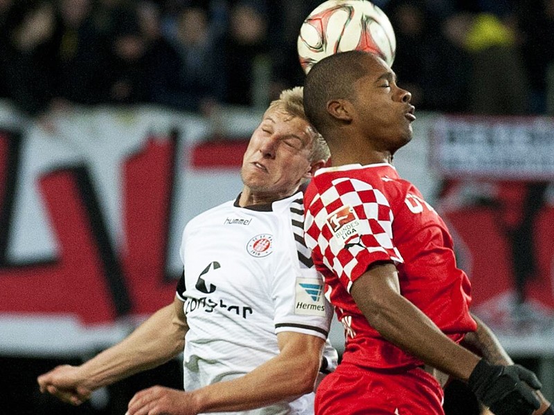 Künftig im gleichen Trikot? Julian Koch, hier links im St. Pauli-Dress, und Düsseldorfs Charlison Benschop.