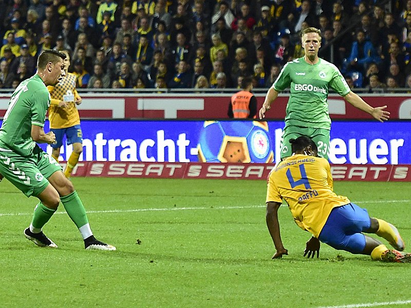 Siegtor: Robert Zulj (li.) hat abgezogen, Joseph Baffo kann das 0:1 nicht verhindern.