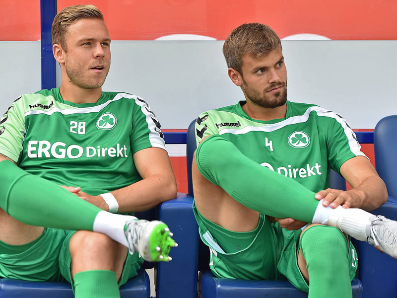 Muss zunächst noch geduldig sein: Fürths Stefan Thesker (r.), hier zusammen mit Teamkollege Marcel Franke (l.)