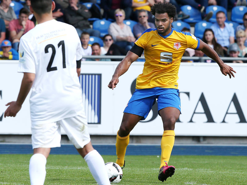 Das Experiment: Braunschweigs Phil Ofosu-Ayeh wurde in der Innenverteidigung getestet.