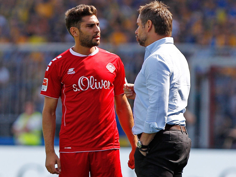 "Eine Säule der Mannschaft": Würzburgs Trainer Bernd Hollerbach (r.) lobt Nejmeddin Daghfous (l.).