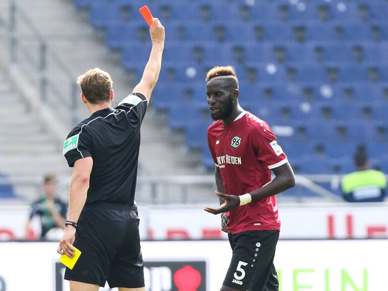 Nach Roter Karte: Verhandlung über die Strafe von Salif Sané (r.).