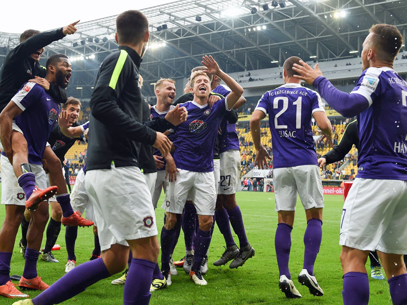 Aue wie es tanzt und lacht: Die Veilchen gewannen das Sachsen-Derby überraschend klar.