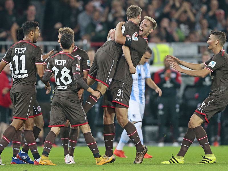 St. Pauli jubelt über das zwischenzeitliche 1:0 durch Buchtmann.