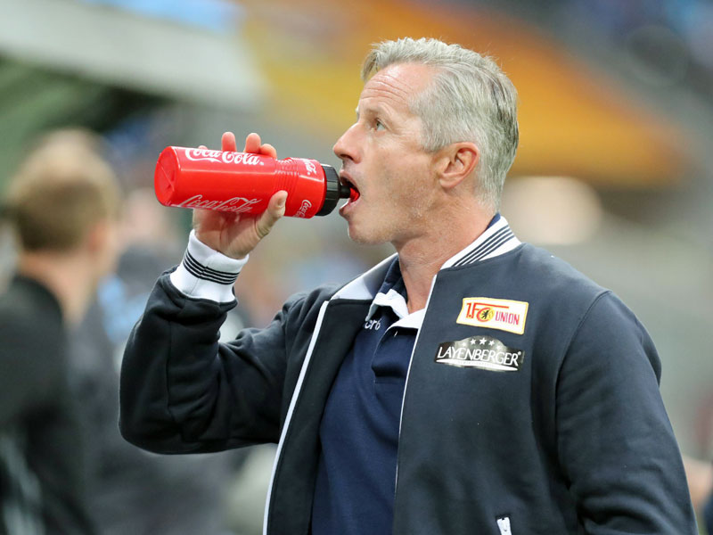 Schluck aus der Pulle und ab nach Würzburg: Union-Coach Jens Keller will den FWK ärgern.