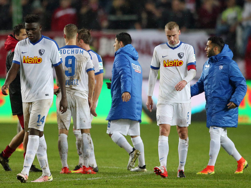 Zerknirscht: Nach dem 0:3 auf dem Lauterer Betzenberg versinkt der VfL Bochum im Mittelmaß.