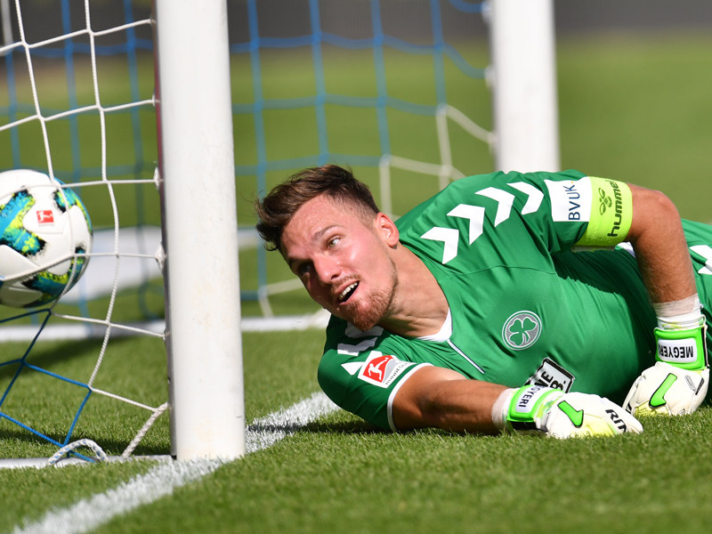 Bitter: Fürths Nummer 1 Balazs Megyeri warf sich den Ball selbst ins Tor.