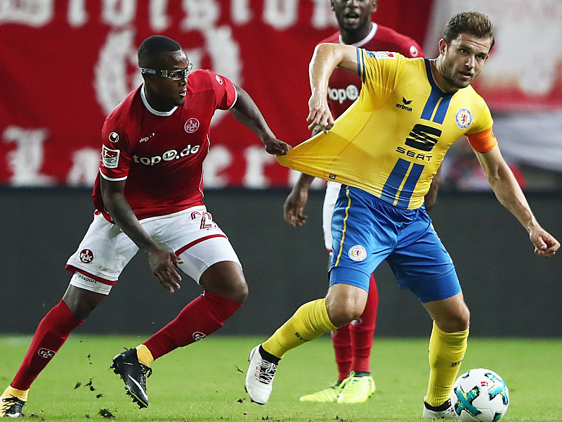 Hart umkämpfte Partie: Lauterns Gervane Kastaneer (re.) und Braunschweigs Ken Reichel.