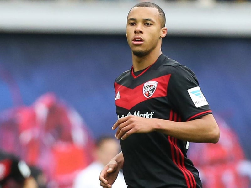 Bekommt von Ingolstadts Vorstandschef Peter Jackwerth sein Fett weg: Wolfsburgs Neuzugang Marcel Tisserand.