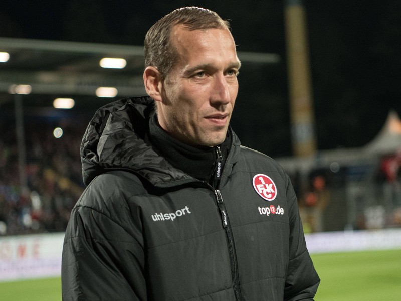 Lauterns Coach Jeff Strasser (43) hatte in der Pause mit gesundheitlichen Problemen zu kämpfen.