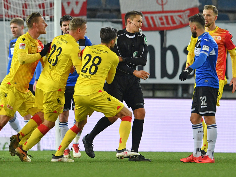 Unglücklicher geht's nicht: Unions Spieler waren nach dem Schlusspfiff stinksauer auf Referee Tobias Reichel.