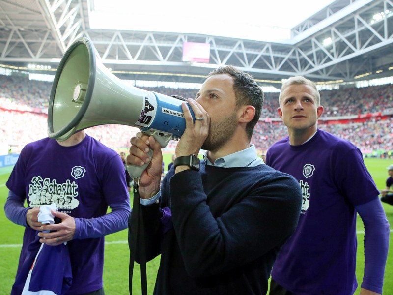 Wiedersehen Mit Domenico Tedesco Schalke 04 Eroffnet Aues Erzgebirgsstadion Kicker