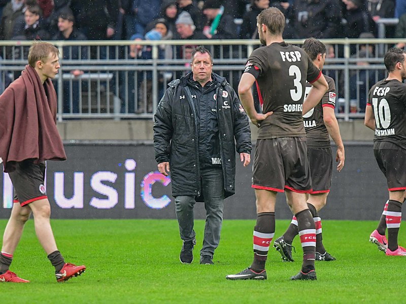 Lange Gesichter am Millerntor: Trainer Markus Kauczinski und Kapitän Lasse Sobiech (Nr. 3).