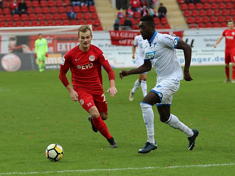Will den Sprung ins Bundesliga-Unterhaus schaffen: Prince-Osei Owusu (re.).