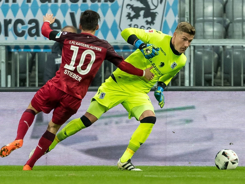Sechzig-Torwart Jan Zimmermann (r.) bittet Lauterns Zoltan Stieber zum Tanz.
