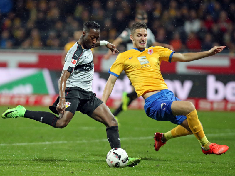Die zwischenzeitliche VfB-Führung: Carlos Mané (li.) zieht ab, Gustav Valsvik kommt zu spät.