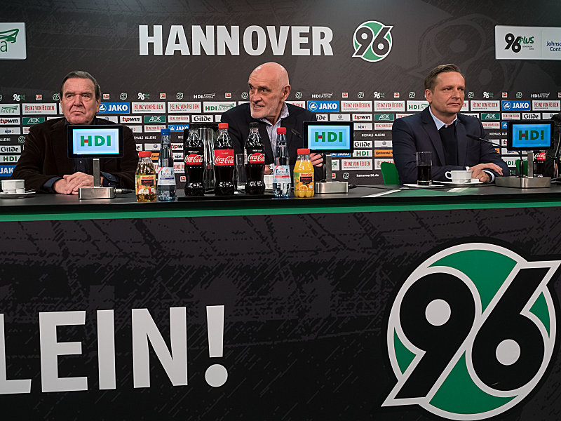 Vorstellung: Aufsichtsratsvorsitzender Gerhard Schröder und Klubchef Martin Kind mit Sportdirektor Horst Heldt.