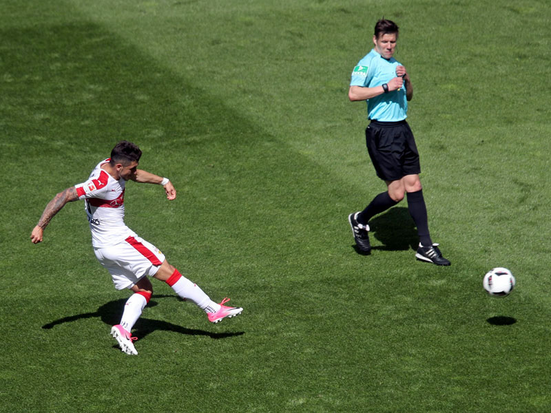 Ein Hammerschuss zum 1:0: Zimmermann trifft für den VfB Stuttgart.