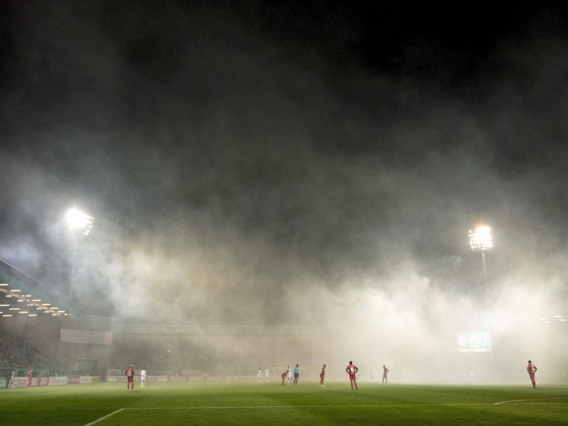 Schlechte Sichtverhältnisse in Wiesbaden: Schuld waren die HSV-Anhänger.