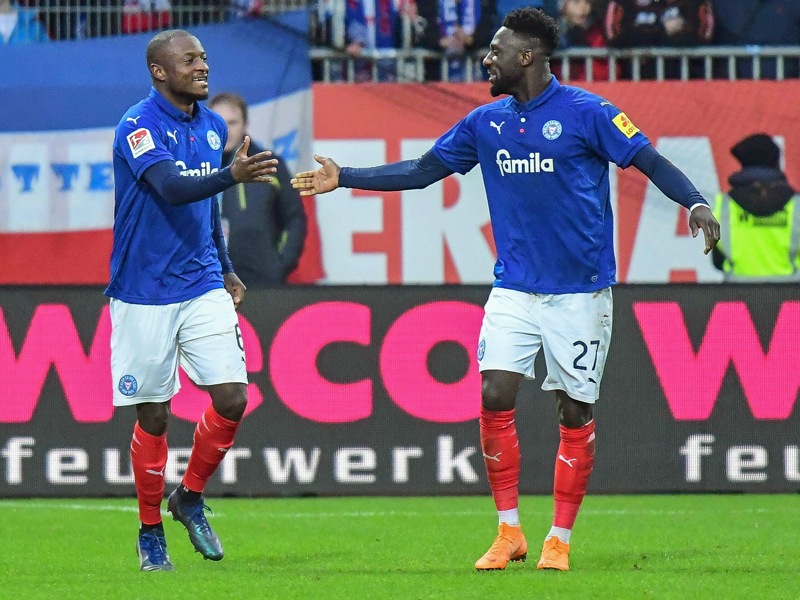 Korsettstangen in Kiel: David Kinsombi (l.) und Kingsley Schindler.