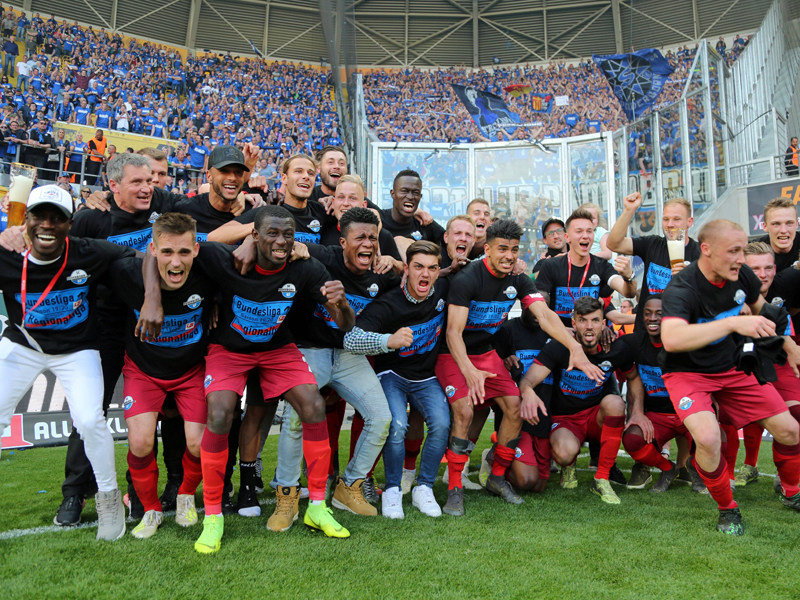 Es ist vollbracht, trotz Niederlage in Dresden steigt Paderborn in die Bundesliga auf.