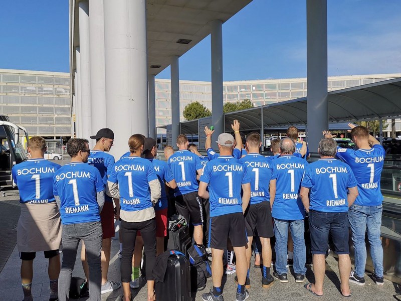 Zum Dank im Bochum-Trikot: Die Aufstiegsmannschaft des SC Paderborn.