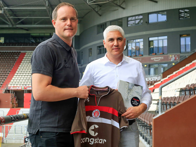 Neues Team, neues Glück: St. Paulis Präsident Oke Göttlich mit "Neuzugang" Andreas Bornemann.