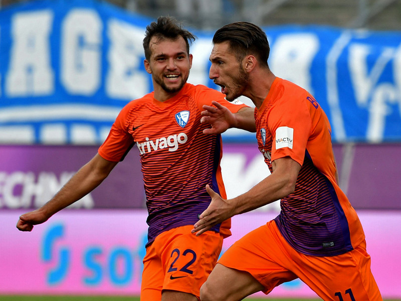 Er war auch von Kollege Kevin Stöger nicht einzufangen: VfL-Torjäger Dimitrios Diamantakos bejubelt sein 1:1.
