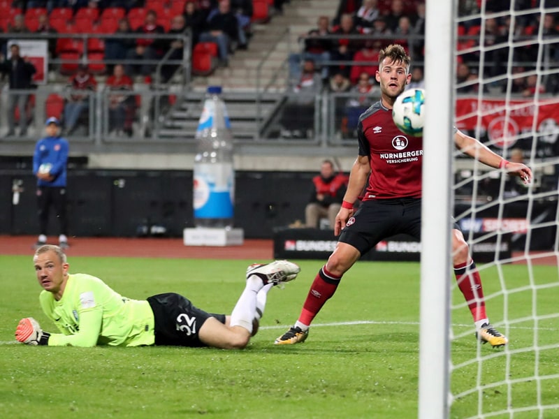 Er hat es schon wieder getan: Nürnbergs Eduard Löwen überwindet VfL-Keeper Felix Dornebusch und stellt auf 1:1.