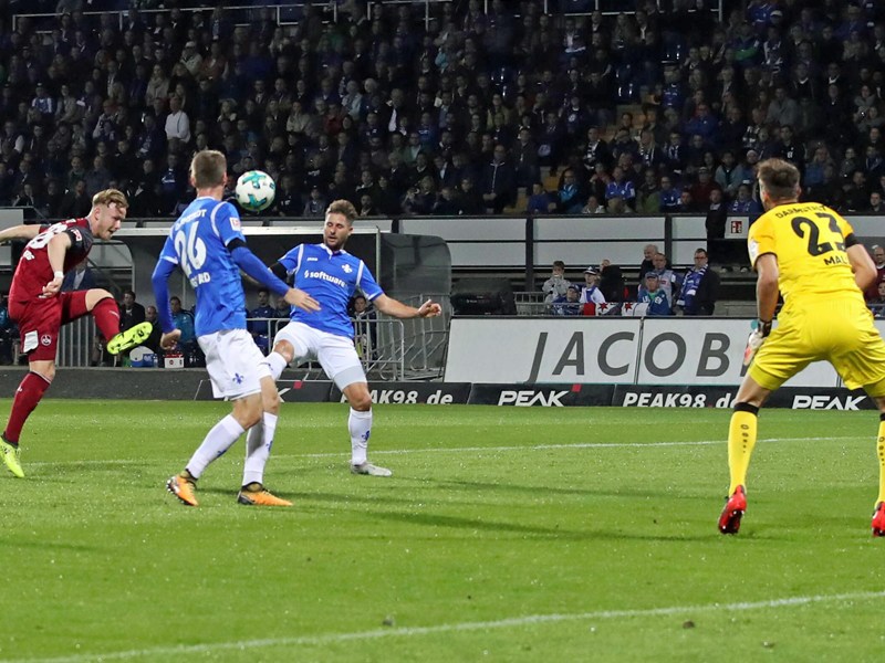 Ausgleich: Nürnbergs Cedric Teuchert (li.) hebt den Ball über Darmstadts Torwart Joel Mall hinweg - 1:1.