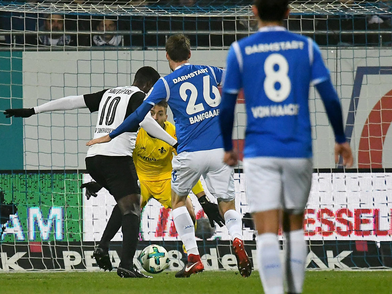 Durch das Gewühl und rein ins Tor: Sandhausens Richard Sukuta-Pasu trifft zum 1:0 in Darmstadt.
