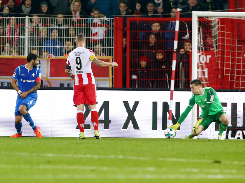 Albtraum-Einstand: Darmstadts Torwart Florian Stritzel greift bei seinem Zweitliga-Debüt daneben.
