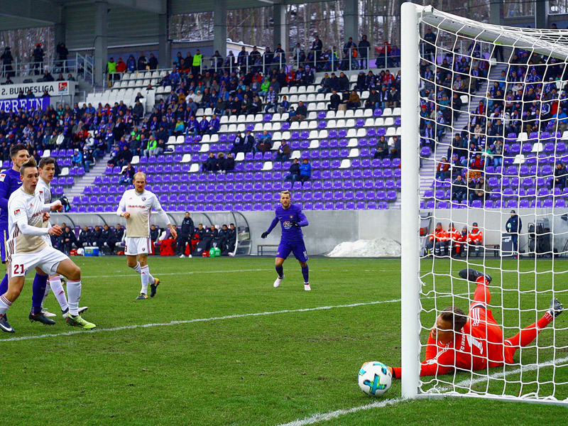 Die einzige Chance für Aue: FCI-Keeper Nyland lenkt den Kopfball von Kalig (nicht im Bild) um den Pfosten.