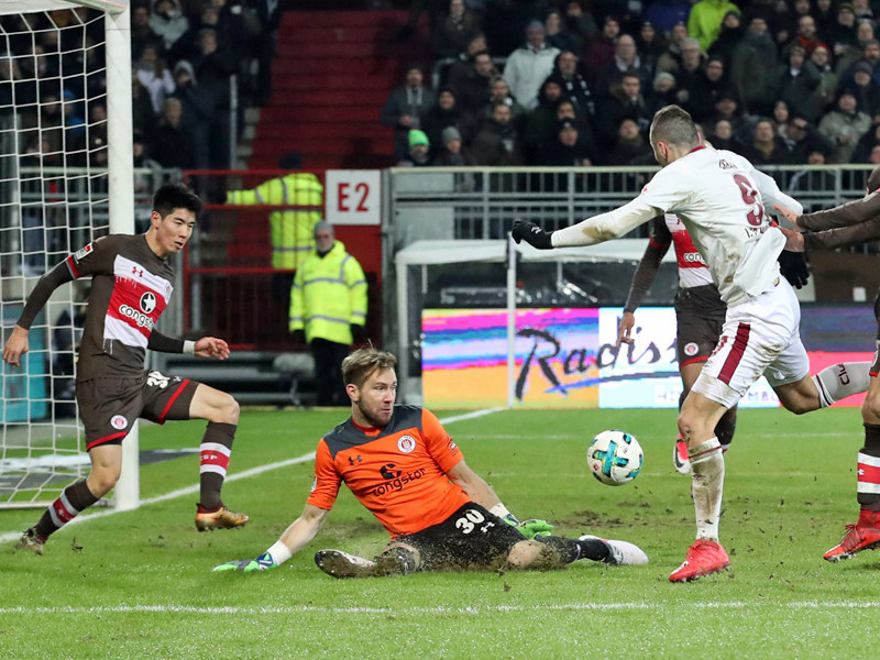 Gute Chance: Nürnbergs Mikael Ishak (in Weiß) scheitert an St. Paulis Torwart Robin Himmelmann.