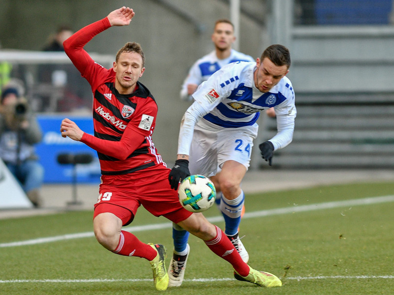 Es ging umkämpft zu zwischen Duisburg und Ingolstadt, hier kämpfen Marcel Gaus (li.) und Borys Tashchy um den Ball.