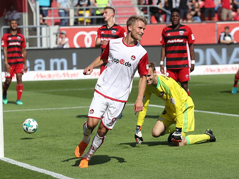 Tore schießen leicht gemacht: Keiner bei Andersson, da muss selbst FCI-Keeper Knaller lachen.