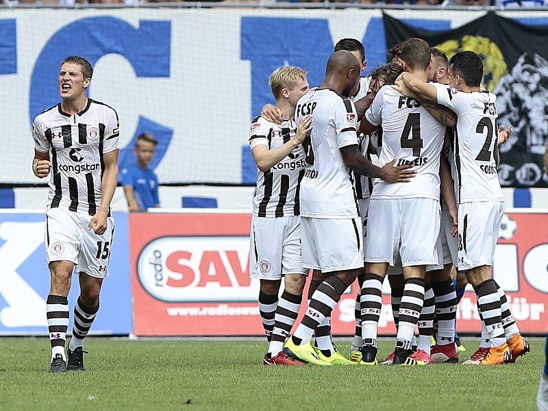Großer Jubel: Der FC St. Pauli hat beim 1. FC Magdeburg einen 2:1-Sieg eingefahren.
