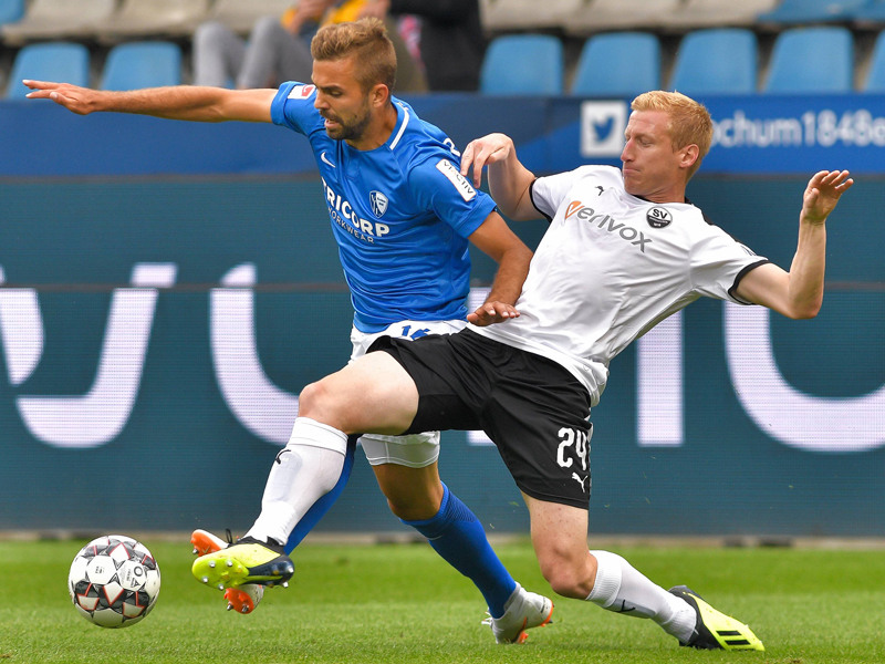 Harter Kampf: Bochum mit Lukas Hinterseer (li.) setzte sich knapp gegen Sandhausen mit Philipp Klingmann durch.