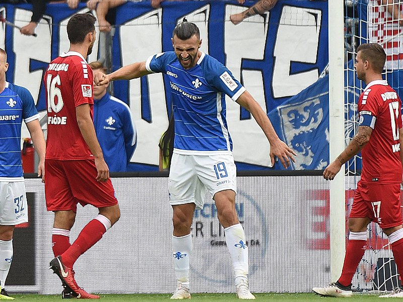 Ärgerte sich gleich über zwei Lattentreffer: Darmstadts Serdar Dursun (Mi.).
