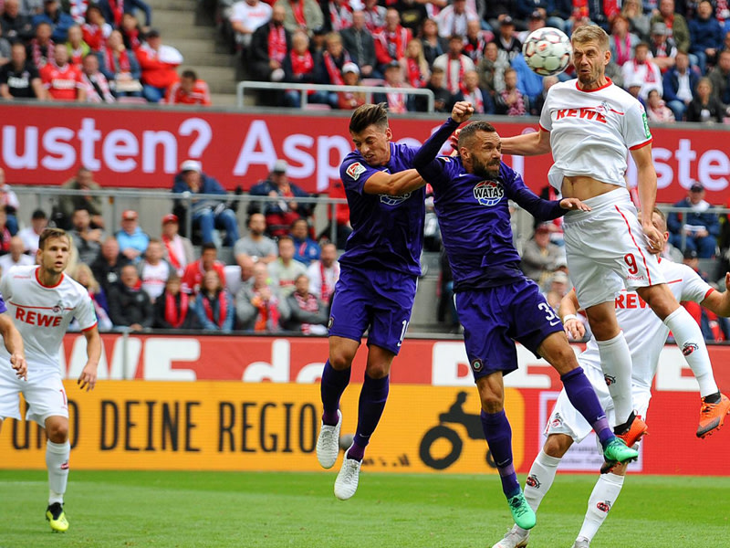 Lufthoheit: Kölns Dreifach-Torschütze Simon Terodde köpft zum 1:0 ein.