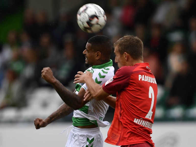 Luftduell: Fürths Daniel Keita-Ruel (li.) gegen Paderborns Uwe Hünemeier.