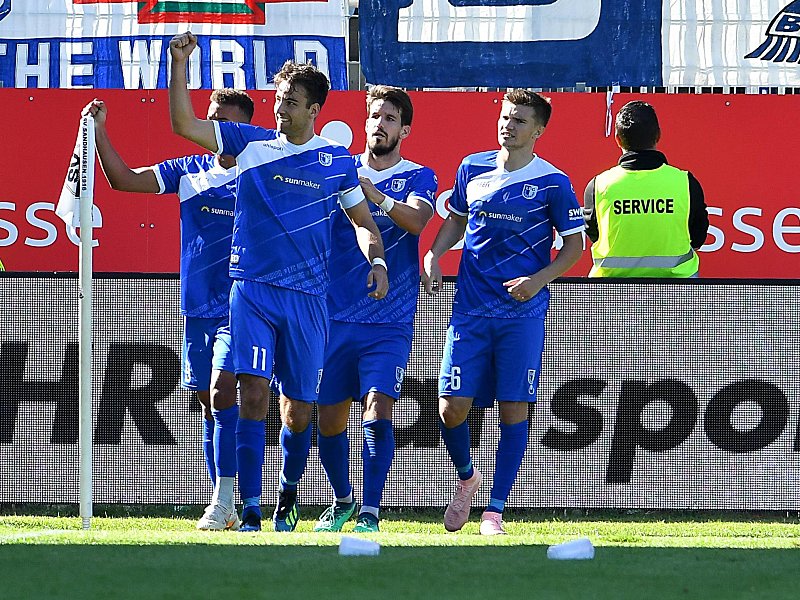 Köpfte in Sandhausen das Tor des Tages: Christian Beck (2.v.l.).