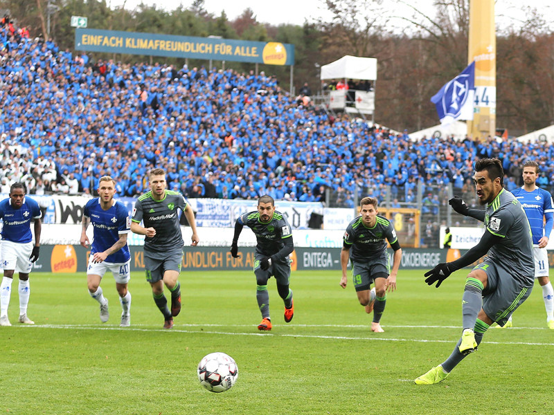 Blitzstart vom Punkt: Dario Lezcano bring den FC Ingolstadt früh in Führung.