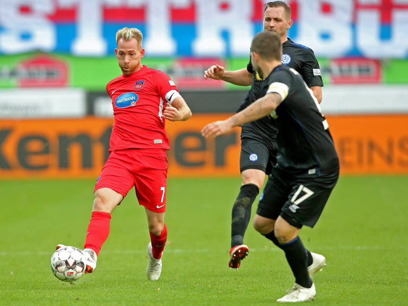 Durchpusten: Heidenheims Kapitän Marc Schnatterer spielt den Ball weiter.