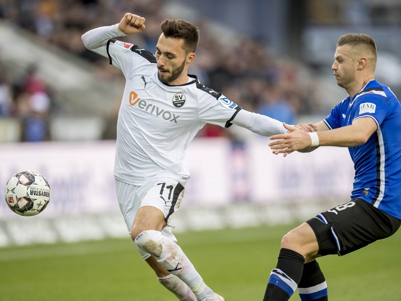 Mit allen Mitteln: Florian Hartherz (re., Bielefeld) versucht, Fabian Schleusener (Sandhausen) zu stoppen.